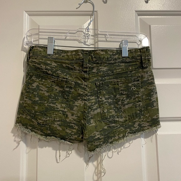 Rag & Bone Green Camo Cutoff Frayed/Fringed Raw Hem Jean Shorts Size 24 - Picture 2 of 11